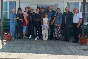 Творческая группа авторов исполнителей Бобровского РДК «Неудержимые» продолжает посещать с концертными программами Дома-интернаты района.